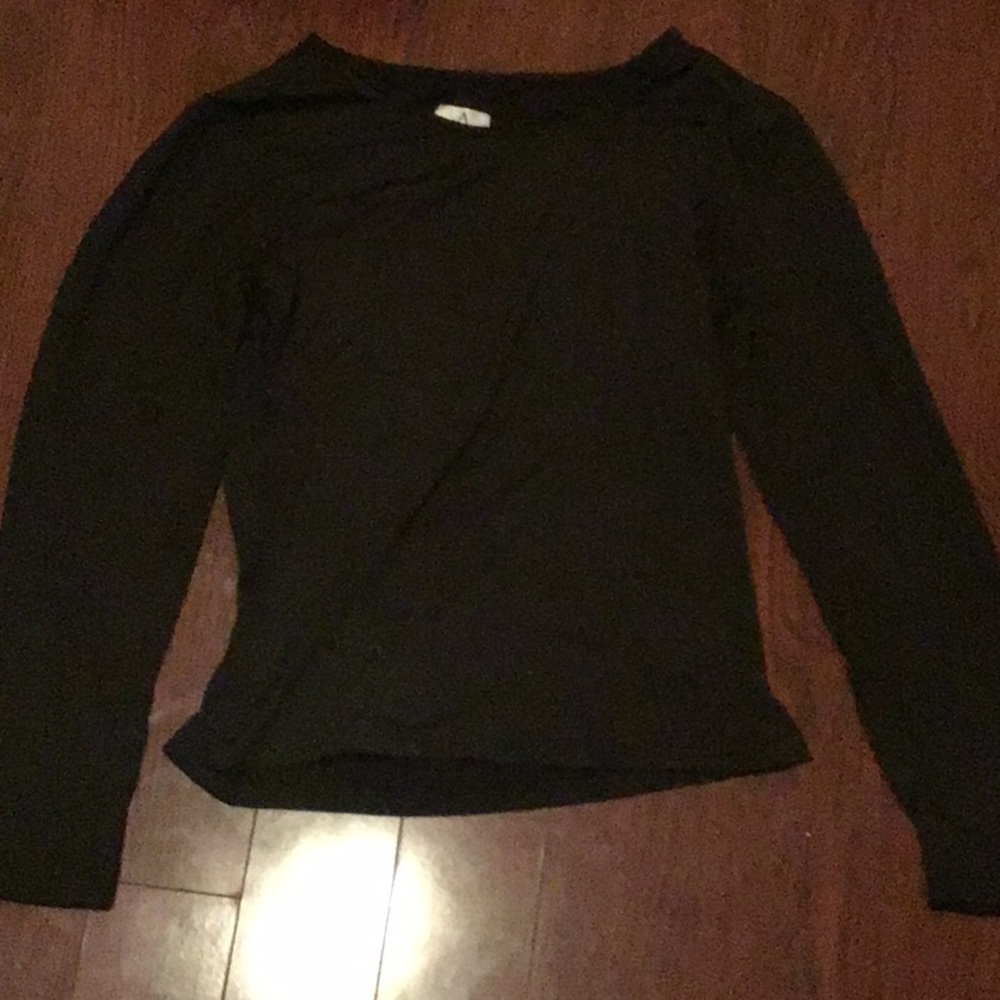 A tee shirt long sleeves